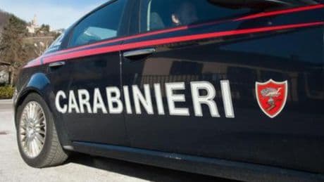 Padre non accetta omosessualità della figlia: «Devi cambiare cognome». Poi le minacce di morte: arrestato 51enne a Napoli