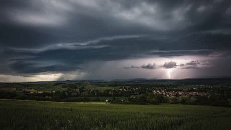 Orages: rafales, grêle... À quoi faut-il s'attendre dans les 14 départements en vigilance orange?