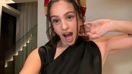 Todo el mundo habla del 'look' de Rosalía pero nadie se ha dado cuenta de su manicura discreta y elegante que triunfará en otoño