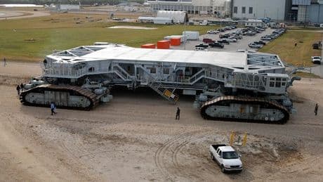 El camión de la NASA para transportar los cohetes: 3.000 toneladas y 625 litros de diésel
