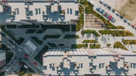 Costruzioni abusive sul tetto condominiale: quando la demolizione è obbligatoria