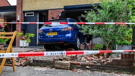 Vader laat dochter (11) rijden: auto rijdt woning in Hengelo binnen