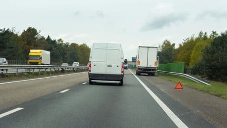 Seitenstreifen auf Autobahn befahren: Was gilt als guter Grund?