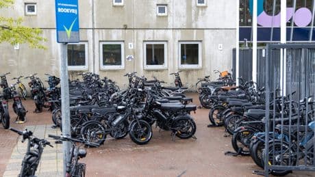 Jongeren weinig enthousiast over mogelijke helmplicht voor e-bikes: ’Het ziet er niet uit’
