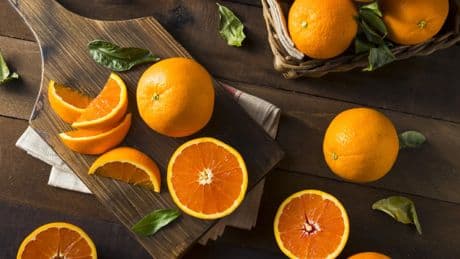 Un experto explica el motivo por el que las naranjas se venden con una malla roja