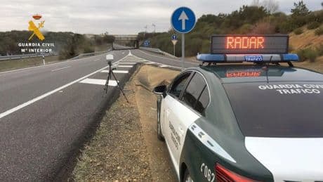 Estos son los tipos de radares móviles de la DGT: ¿Cómo funciona cada uno de ellos?