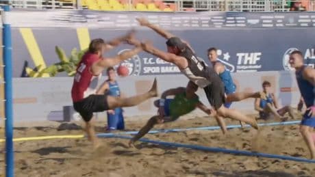 Bei Deutschlands Halbfinal-Einzug  - Unfassbare Monster-Parade beim Beach-Handball