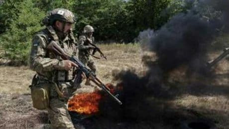 Putin, offensiva prima del summit: i russi sfondano per 10 chilometri, gli ucraini mandano l'Azov per fermarli. Cosa sta succedendo