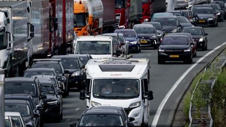 A58 dicht bij Breda na ongeluk, ruim een uur vertraging