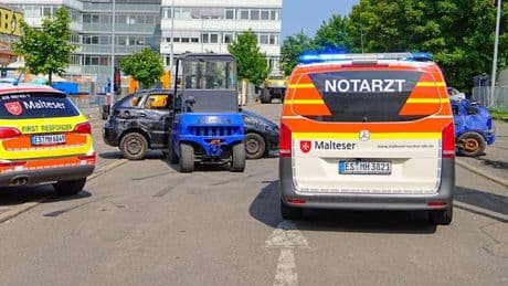 Schwerer Unfall: Auto fährt bei Stuntshow in Zuschauerbereich - Verletzte
