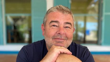 Vrienden herdenken plotseling overleden Stip Reizen-oprichter Fred Verlinden (58): ’Complete F1-tribune juichte hem toe in Abu Dhabi’