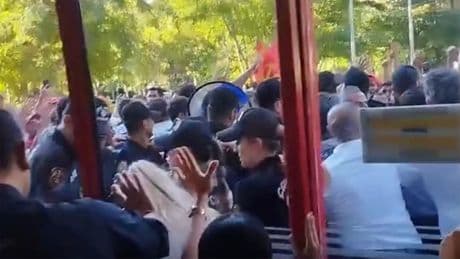 İşten çıkarılan 400 işçi, Büyükşehir Belediye Meclisi kapısına dayandı, polis müdahale etti