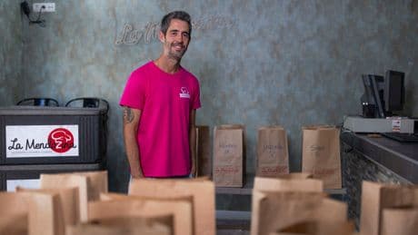 Nacho Garro, el exfutbolista que sirve la comida post partido a los jugadores de Primera: del bocadillo revenido al poke
