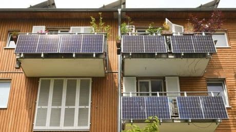Balkonkraftwerk mit 2000 Watt sinnvoll? Das ist zu beachten