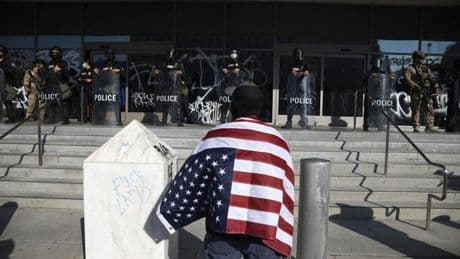 Latinos en el frente: reclutados para ir a Irak, desplegados por las protestas migratorias de sus comunidades Los Ángeles