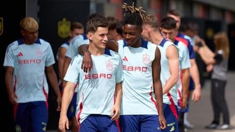 Nico Williams, una bala a punto ante Francia