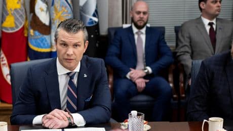 Dan Caldwell, conseiller de Pete Hegseth, mis en congé dans le cadre de l’enquête sur les fuites au Pentagone