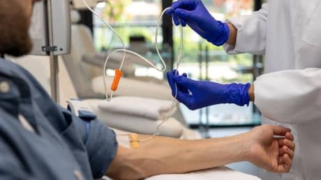 Sanidad amplía la cobertura de 7 innovadoras terapias contra el cáncer a personas con VIH