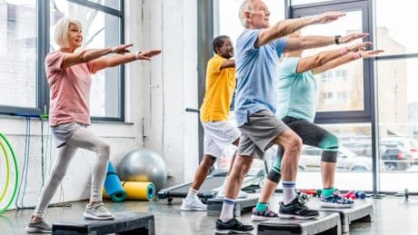 Ni sentadillas ni pesas: cinco estiramientos para mayores de 60 años que activan el cuerpo y corrigen la postura