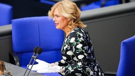 Tag der Kanzlerwahl - Darum trug Klöckner weiße Handschuhe