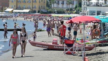 Cara estate, l’altalena dei prezzi sotto l’ombrellone: “Il mare ormai è un lusso” | Grafico | Servizi e prezzi