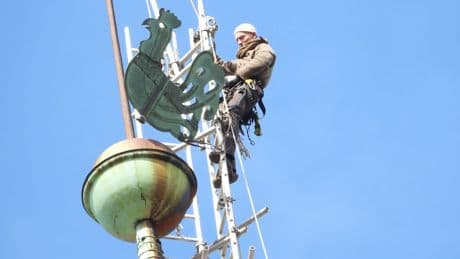 Risse in Turmspitze in Lübeck - Dramatischer Einsatz in 107 Metern Höhe