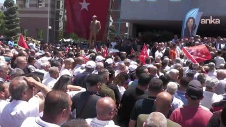 Seyhan Belediyesi önünde açıklama: Darbe girişimine diz çökmeyeceğiz