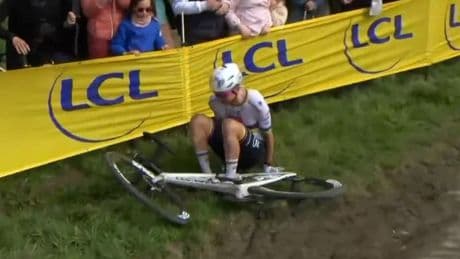 Paris-Roubaix: les images de la chute de Pogacar qui a fait basculer la course et propulsé Van der Poel vers la victoire