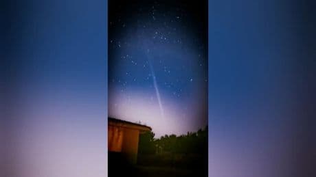 Une mystérieuse traînée lumineuse aperçue dans le ciel après le décollage d'une fusée