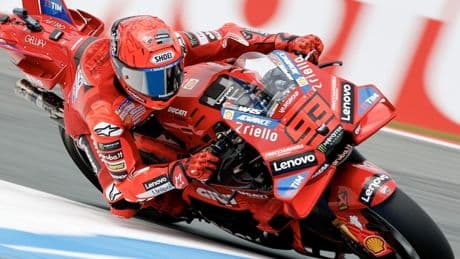 Marc Marquez conquista Assen, il fratello lo insegue. Bezzecchi chiude il podio, Bagnaia quinto