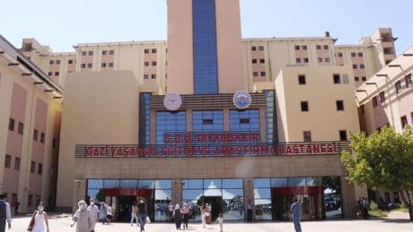 Sağlıkta şiddet bitmiyor: Hasta yakınlarından doktora saldırı