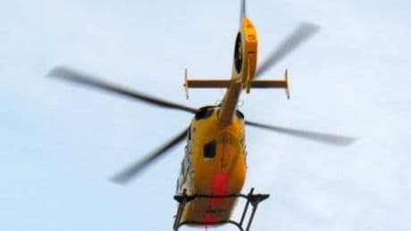Bambino di sei anni si tuffa in piscina e muore: tragedia a Ferrara