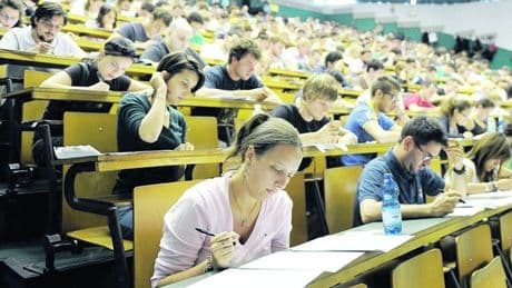 Medicina, tre esami obbligatori per superare il primo semestre: chimica, fisica e biologia. Ecco cosa cambia