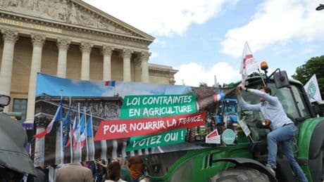 French farmers protest against amendments filed by opposition lawmakers