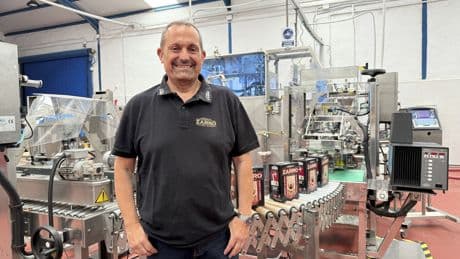 Así es el fundador del vermú castizo que está en todos los bares de Madrid