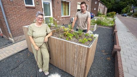 De warmtepomp van Barbara zit verstopt in een plantenbak: ’We hoeven nu geen slaapkamer op te offeren’
