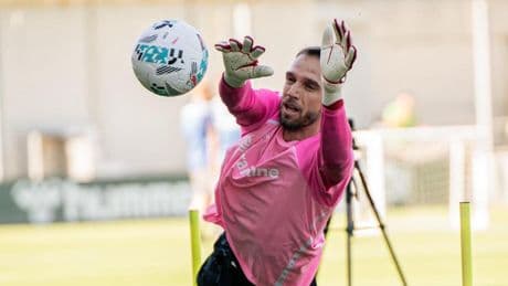 Primer entreno de Pau López y Junior como béticos, seis años después