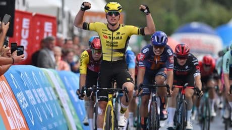 Nederlands succes in Renewi Tour: Olav Kooij grijpt ritzege in waaierspektakel