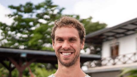 B&B vol liefde-deelnemer Dick verloor bij brand deel van zijn Surinaamse resort: ’Alles is hier van hout’