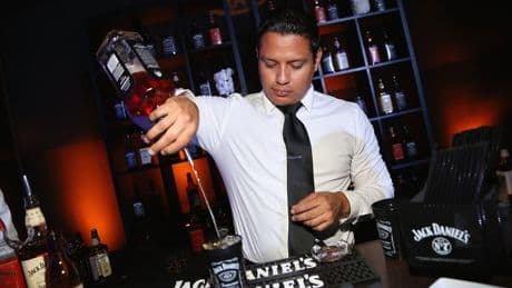 Alcohol y tabaco, rumbos contrapuestos en Bolsa: el cigarrillo marca récords, la bebida pierde fuelle