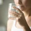 Boire de l’eau trop froide est dangereux pour la santé, voici pourquoi