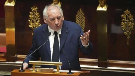 Bayrou cae con estrépito y deja Francia a la deriva