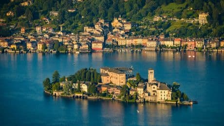 El pueblo considerado uno de los &#039;más bonitos del mundo&#039; en medio de un lago