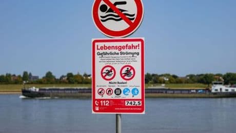 Düsseldorf: Nach Verstoß gegen Badeverbot im Rhein drohen Schwimmer 1000 Euro Bußgeld