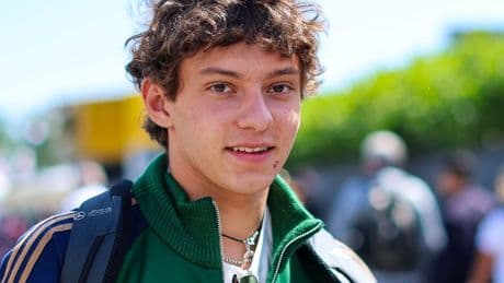 Tifosi van Ferrari dragen trouw hun rode outfits, maar dromen van zege tiener Antonelli