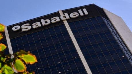 Banco Sabadell analiza la venta de su filial británica TSB en plena opa del BBVA