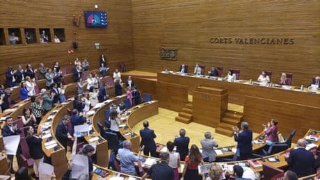 Mazón aprueba sus presupuestos con Vox entre gritos de "dimisión" de la izquierda