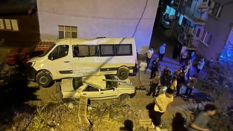 Park halindeyken freni boşalan minibüs otomobilin üzerine düştü