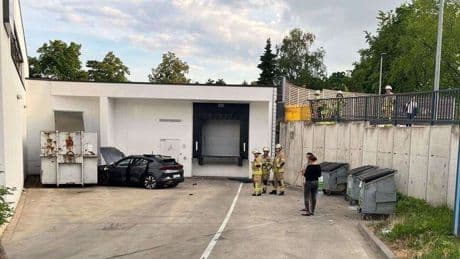 Spektakulärer Unfall: 18-Jähriger durchbricht mit Auto Brüstung und stürzt ab