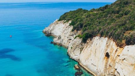 Drama in Albanië: Nederlandse vrouw (23) komt om het leven na val van rots tijdens abseilen